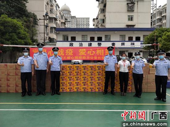 柳州螺蛳粉企业向坚守防疫一线警察捐赠“网红小吃”