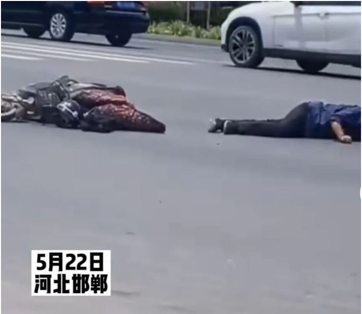 河北：老人路中间摔倒无法起身，多辆轿车视若无睹，网友：扶不起