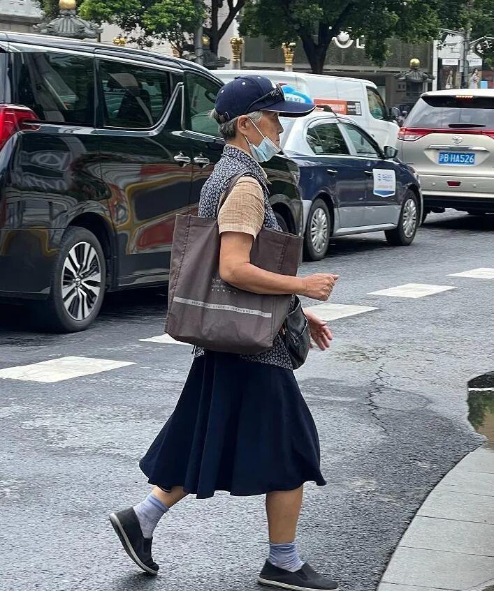 被“上海奶奶”圈粉了：裙不上膝，鞋不带跟，美得优雅又得体