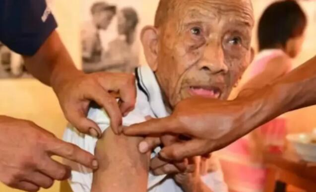 湖南108岁老人突然晕倒结果发现身体里藏着5颗子弹，真相让人感动