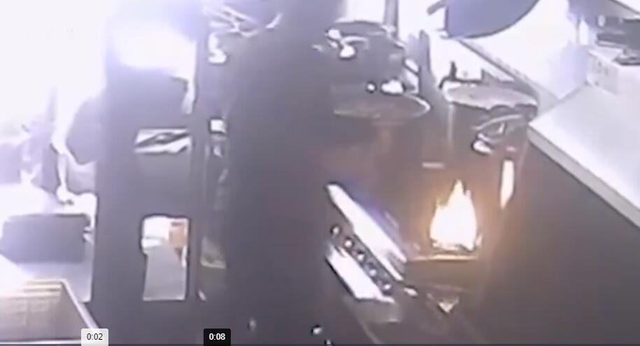 老人操作失误致餐厅燃气爆炸，摄像头记录全过程