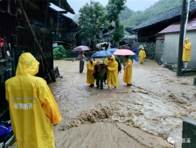 湖南辰溪出现连续性强降雨天气，已转移安置群众万余人