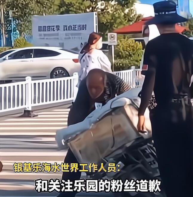河南：游乐园保安野蛮踩踏老人售卖的冰棍，网友气愤：谁不会老？