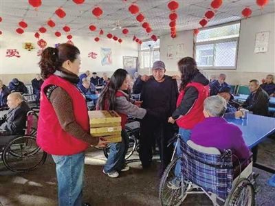 阳曲县南坡街社区工作人员前往安宁养老院开展冬衣捐赠活动